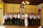 Ông Chủ tịch Liên đoàn và võ sư Nguyễn Ngọc Nội trao các chứng chỉ Dan cho các thành viên sau khi thi thành công